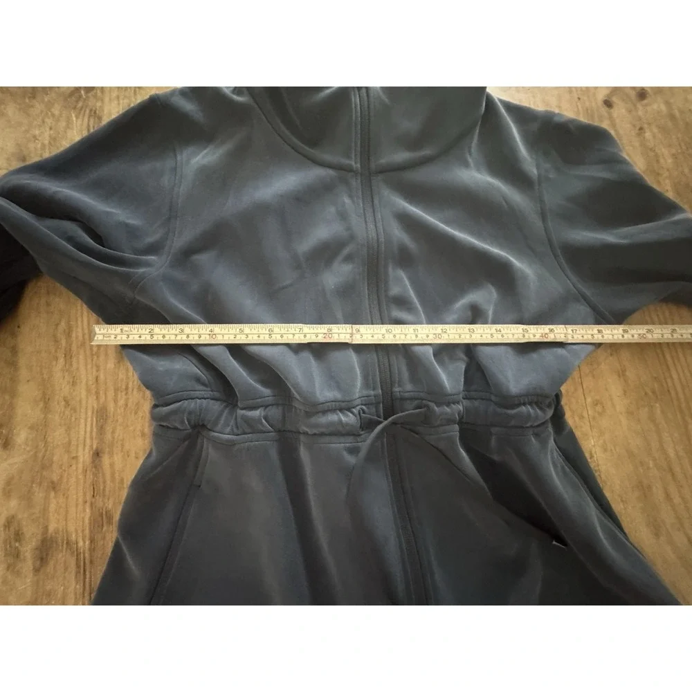 Lululemon  Softstreme Cinch Waist Jacket Sz 4 Graphite Grey Full Zip